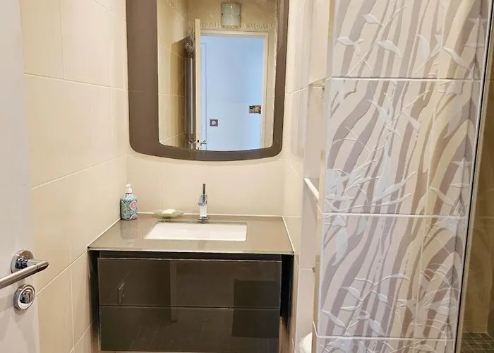 Beautiful&big For 8persons Parking Free Apartment