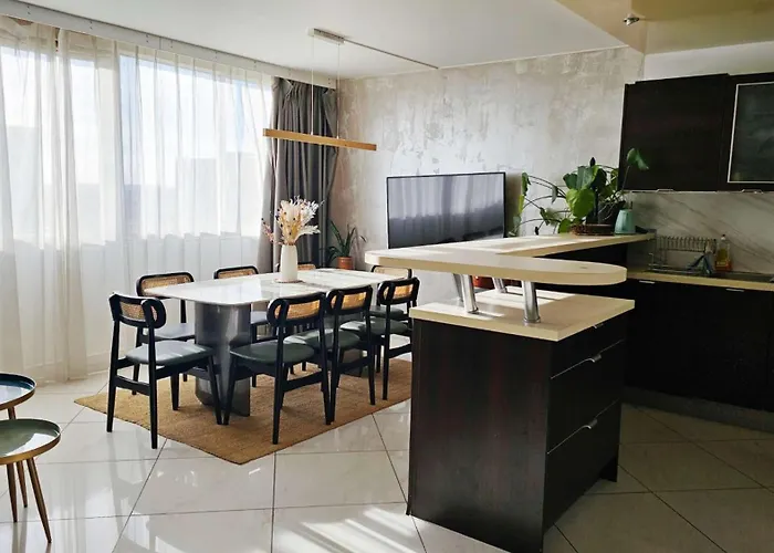Beautiful&big For 8persons Parking Free Apartment